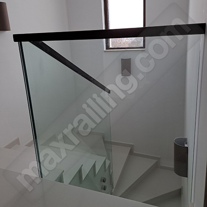 Стъклен парапет по стълби с дистанционер